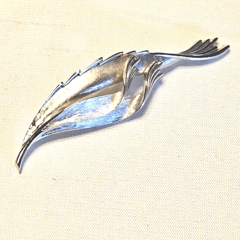 Vintage Crown Trifari Silver-tone Abstract Leaf Brooch Pin